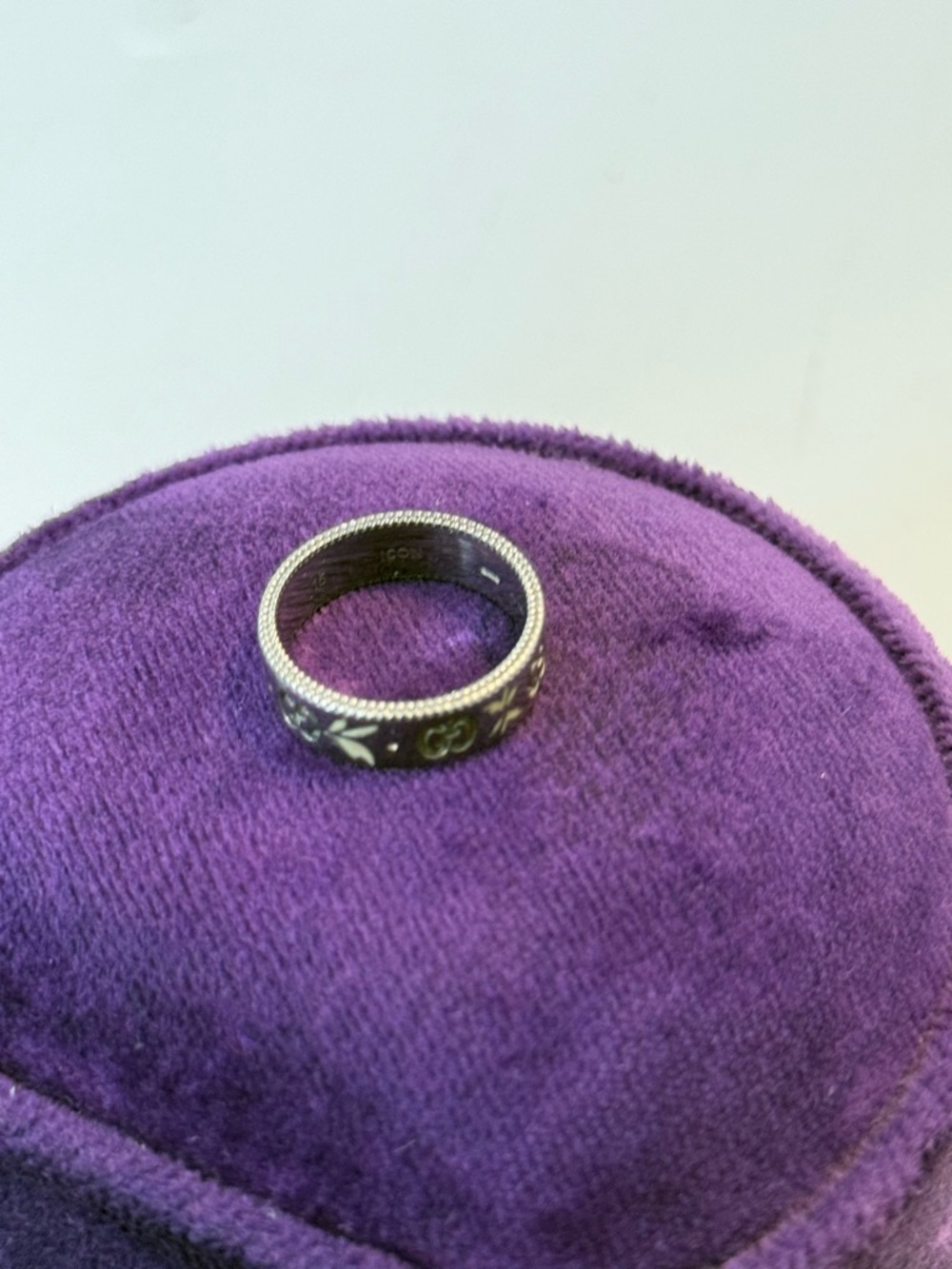 Gucci Silver white Gold Engraved Logo Band ring with Purple Velvet Box - Picture 7 of 9